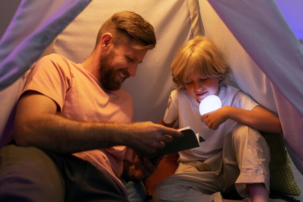 Famiglia vista frontale che trascorre del tempo a casa