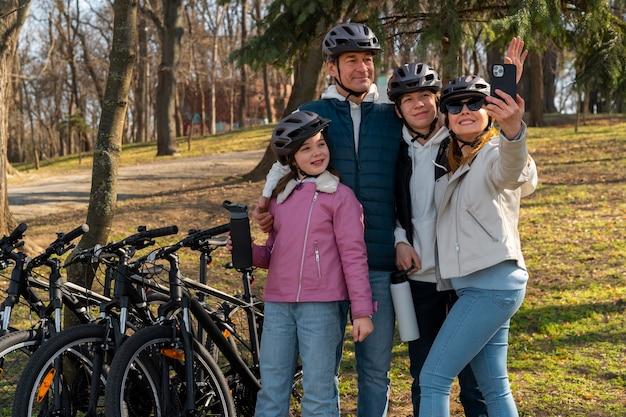 Famiglia vista frontale che trascorre del tempo all'aperto