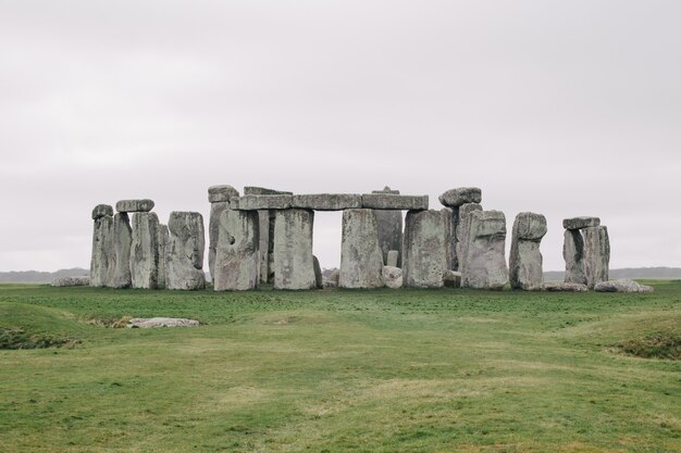 Famosa Stonehenge, il Regno Unito sotto il cielo nuvoloso