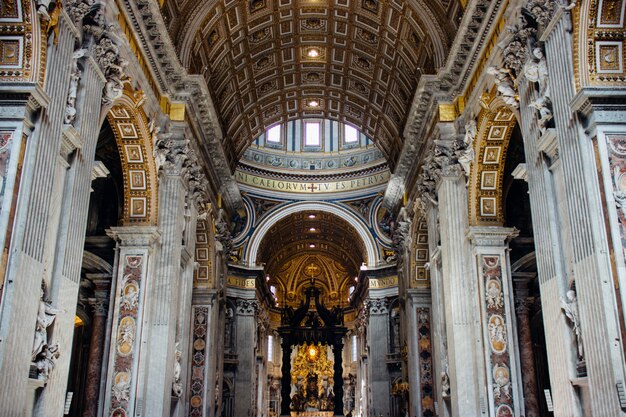 Famosa storica Basilica Papale di San Pietro nell'antica città del Vaticano