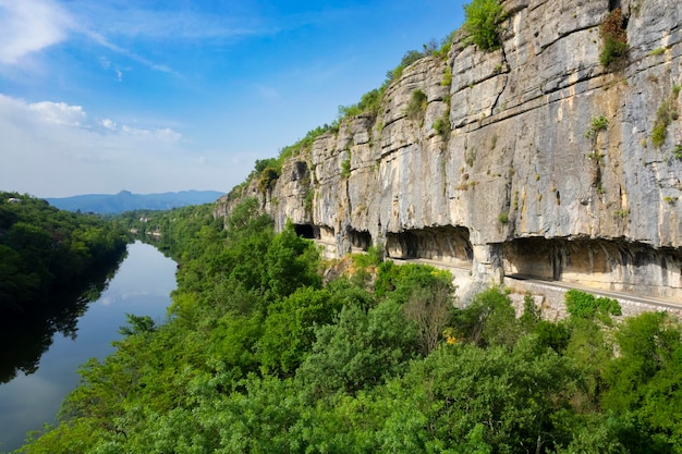 Famosa strada con arco nella roccia chiamata defile de Ruoms