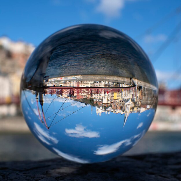 Famosa vista di Lione attraverso la sfera di cristallo