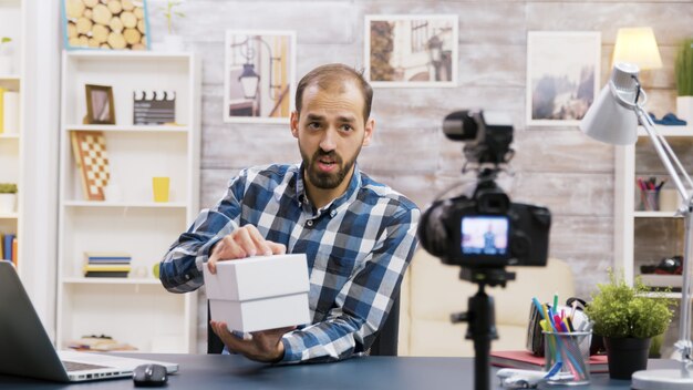 Famoso giovane influencer che registra l'unboxing di un telefono. Creatore di contenuti creativi.