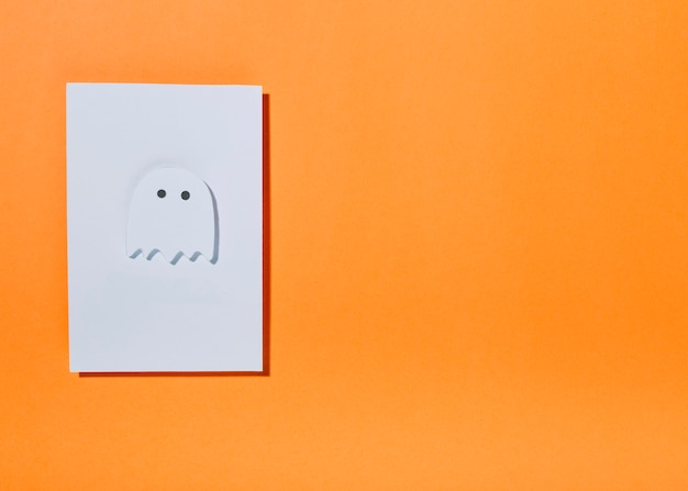 Fantasma bianco con occhi piccoli su un foglio di carta