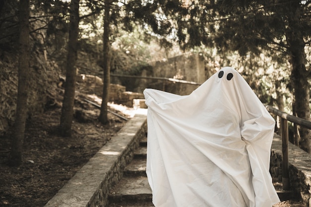 Fantasma con le mani che si diffondono sui gradini nel parco