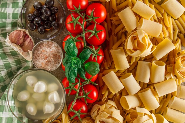 Fantastica composizione con ingredienti per la pasta italiana