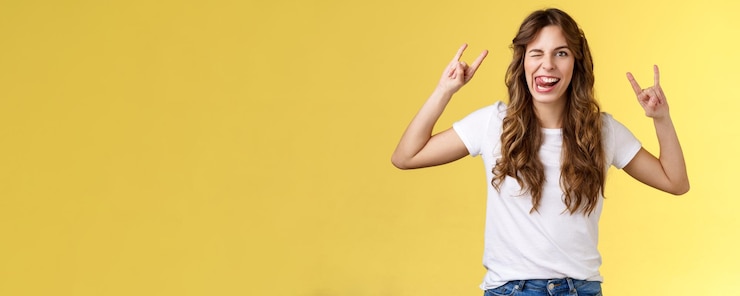 Foto gratuito fantastica festa che si diverte audace, attraente ragazza spensierata, goditi un eccellente spettacolo di eventi rocknroll pesante