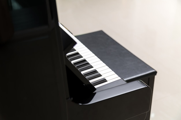 Fantastico pianoforte con sgabello nero