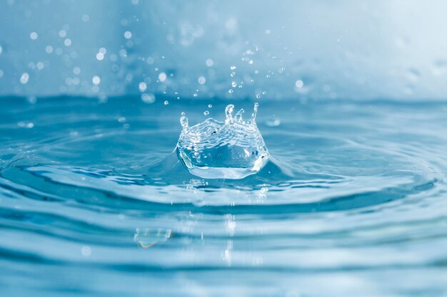 Fantastico sfondo con goccia d'acqua