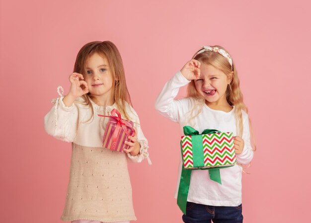 Fare e ricevere regali durante le vacanze di Natale. Gruppo di bambini sorridenti felici che si divertono