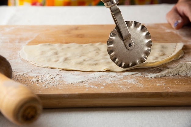 Fare gutab su tavola di legno. Cucina nazionale dell'Azerbaigian.