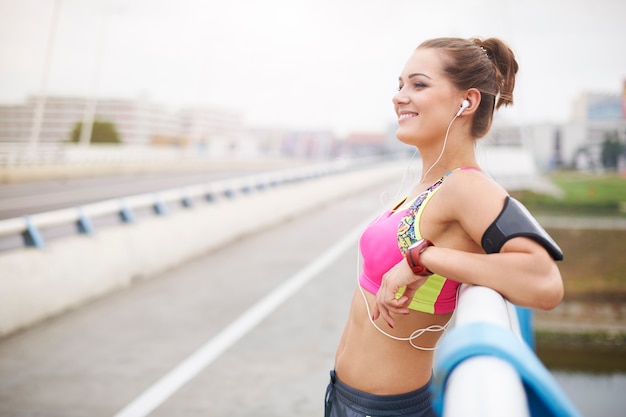 Fare jogging è un puro piacere per me. Giovane donna che si esercita all'esterno.