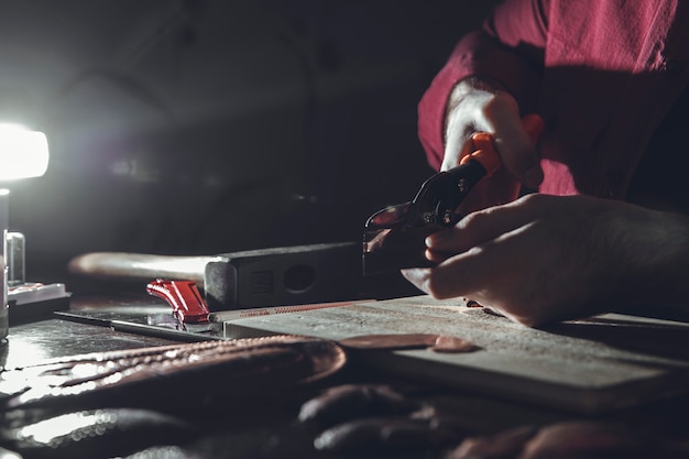 Fare scultura nell'oscurità nell'atelier. Foto di alta qualità