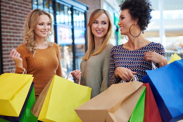 Fare shopping con gli amici è sempre fantastico