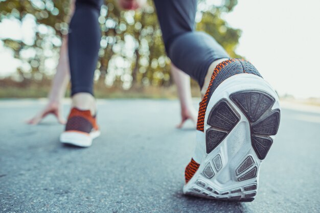 Fare sport. Sprint corridore uomo all'aperto nella natura scenica. Traccia muscolare adatta di addestramento dell'atleta maschio che corre per la corsa di maratona.