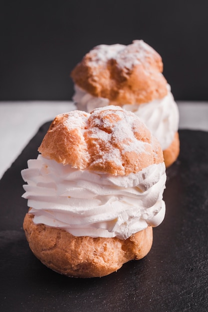 Fare torta con crema bianca