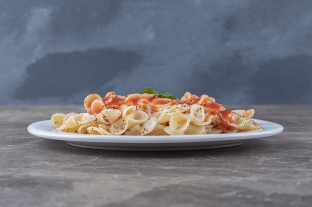 Farfalle alla bolognese alla piastra, al marmo.