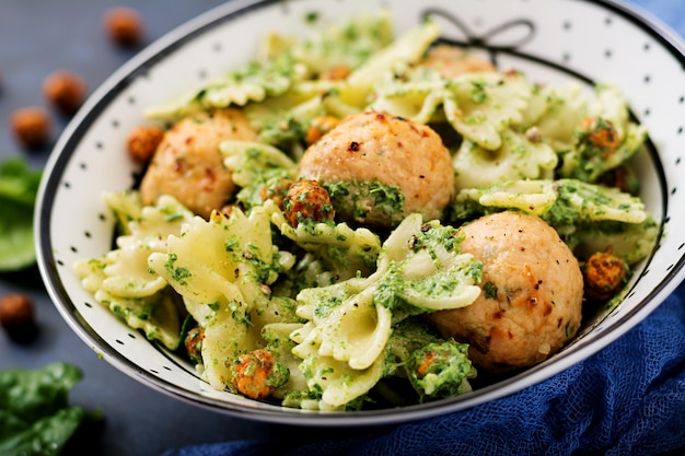 Farfalle con polpette di carne e salsa di spinaci con ceci fritti