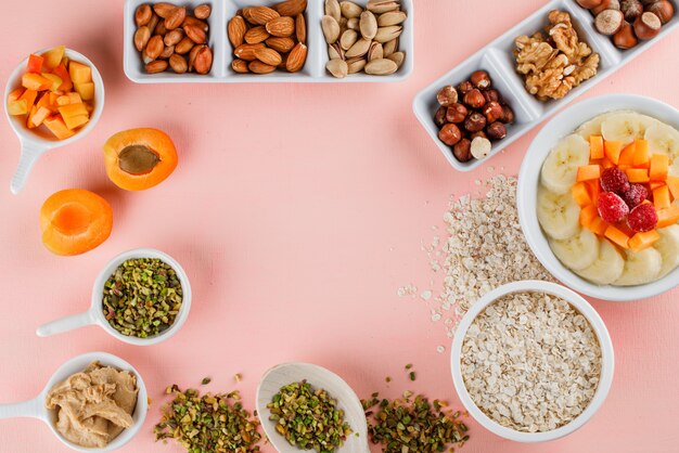 Farina d'avena con frutta, noci, fiocchi d'avena, burro di arachidi in una ciotola