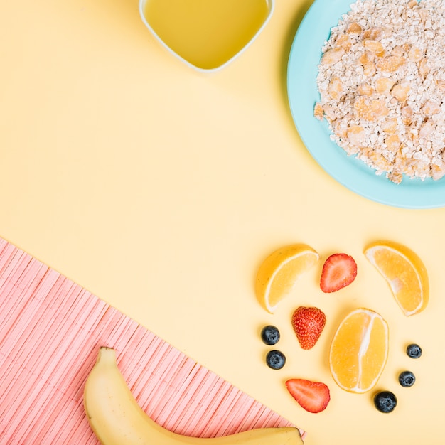 Farina d&#39;avena sul piatto con frutta sul tavolo