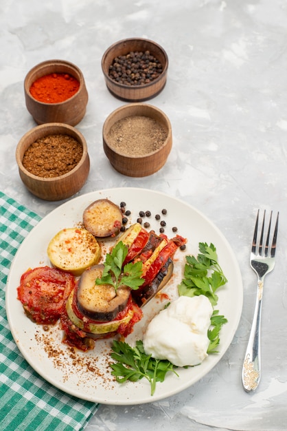 Farina di verdure vista dall'alto in lontananza con verdure e condimenti sul piatto di cena pasto cibo vegetale sfondo bianco