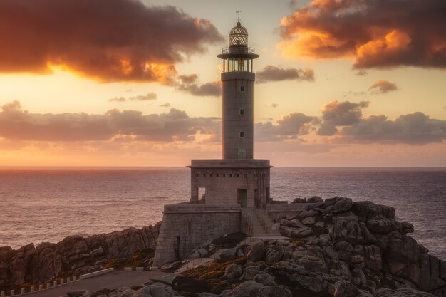 Faro di Punta Nariga in Galizia, Spagna al tramonto