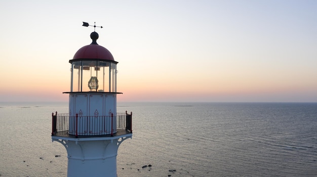 Faro sull'isola di Kihnu in Estonia durante un bellissimo tramonto