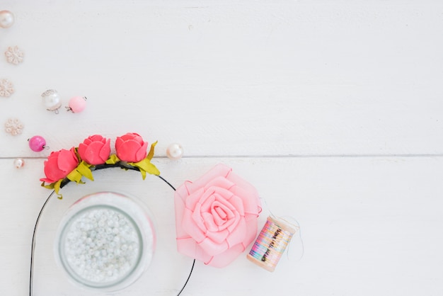 Fascia per capelli rosa; perline; nastro bobina e rosa rosa realizzati con nastro sul fondale in legno