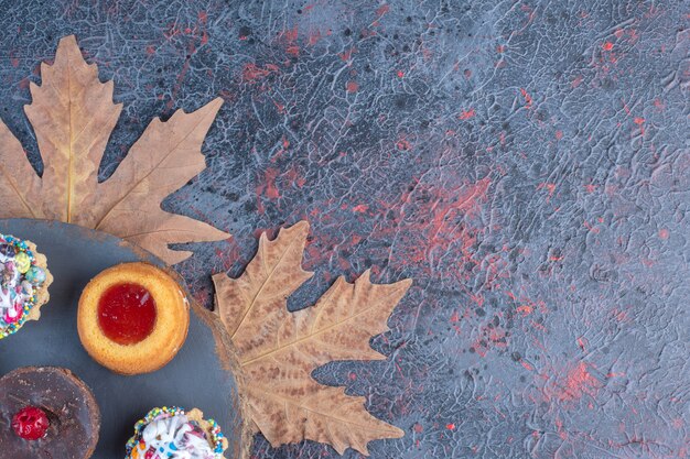 Fascio di varie torte su una tavola di legno.