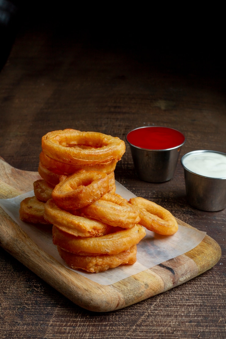 Foto gratuito fast food delizioso ad alto angolo con salsa
