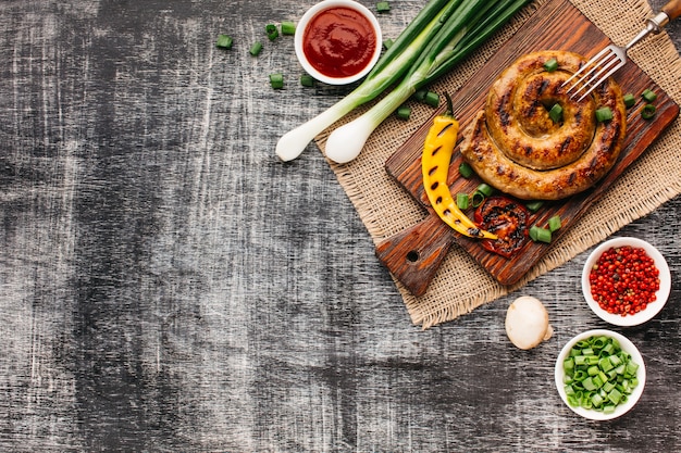 Fast food delizioso barbecue sul tavolo di legno grigio