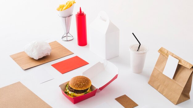 Fast food; tazza di smaltimento; bottiglia di salsa e pacco su sfondo bianco