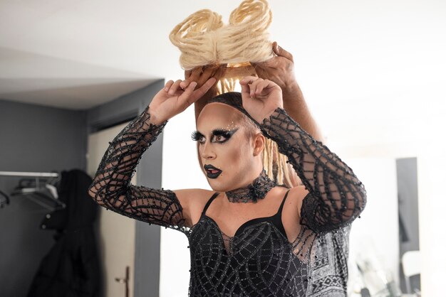 Favolosa drag queen si prepara per un servizio fotografico