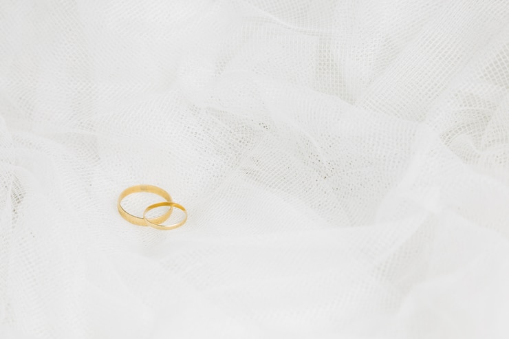 Foto gratuito fedi nuziali con velo da sposa