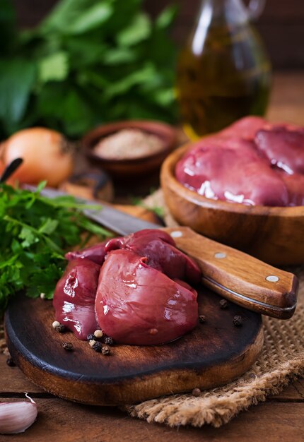 Fegato di pollo crudo per cucinare con cipolle e peperoni