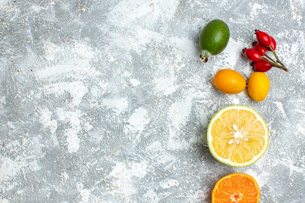 Feijoas di limoni tagliati al limone tagliati vista dall'alto sullo spazio libero del tavolo grigio