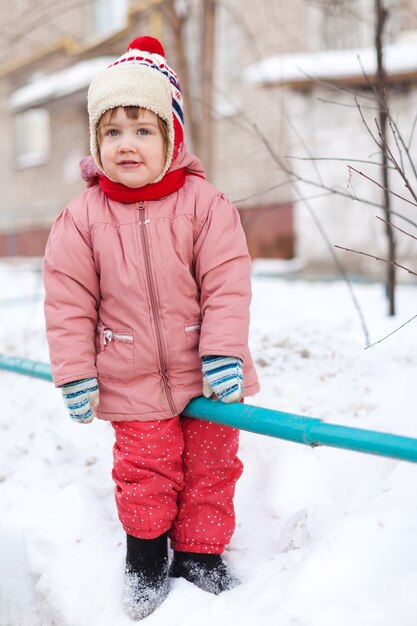 Felice 2 anni bambino in inverno