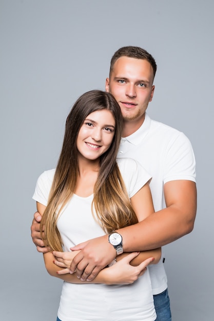 Felice abbastanza giovane sorridente uomo e ragazza studenti studio isolato jeans magliette bianche