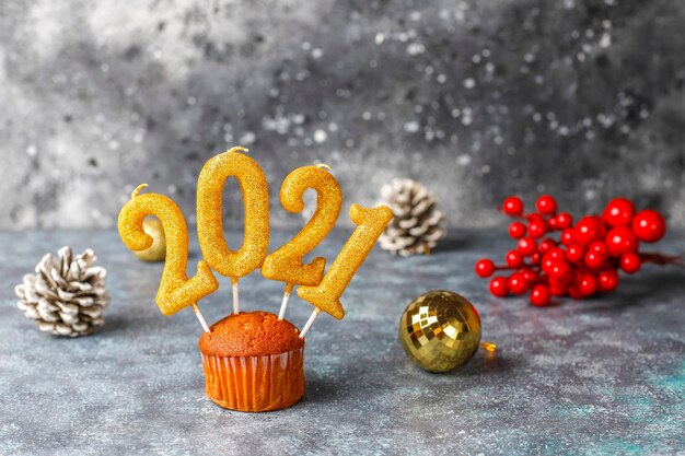 Felice Anno Nuovo 2021, cupcakes con candele dorate.