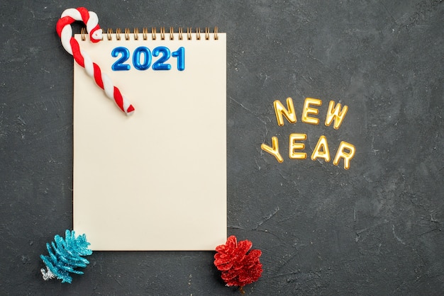 Felice anno nuovo 2021, quaderno e decorazione