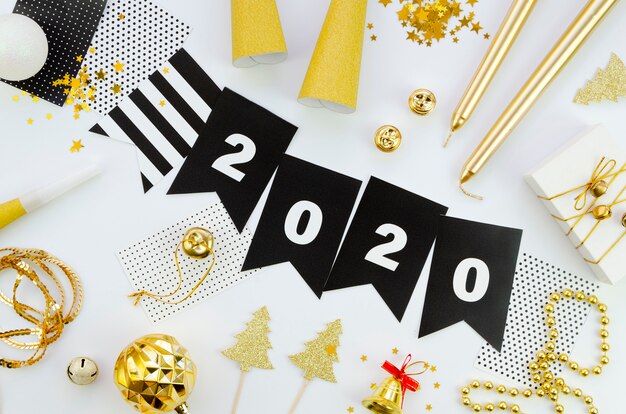 Felice anno nuovo con numeri 2020 e accessori