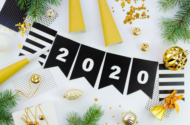 Felice anno nuovo con numeri 2020 e ghirlanda nera