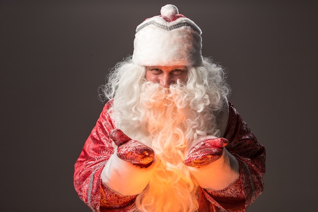 Felice Babbo Natale guardando la fotocamera