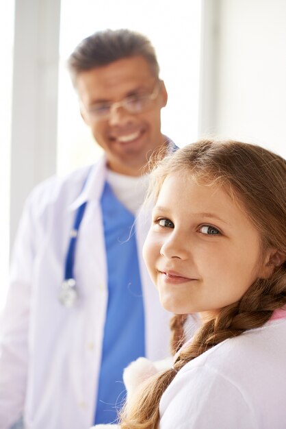 Felice bambina con un medico