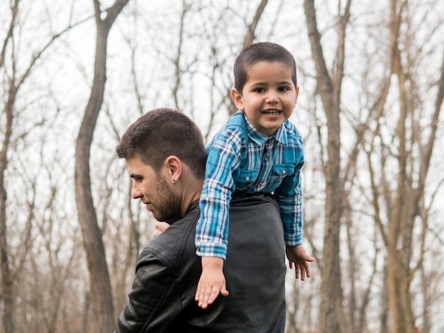 Felice bambino e padre nel parco