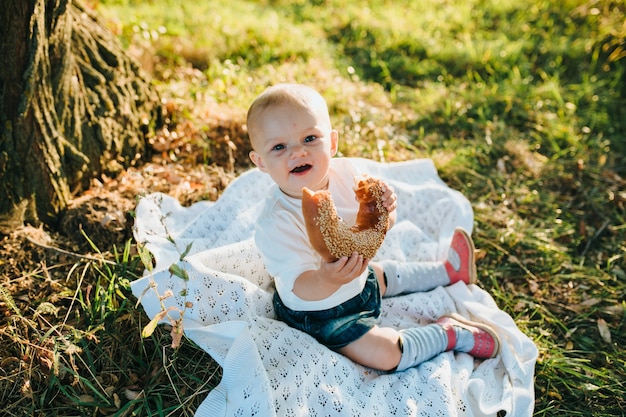 Felice bambino felice mangiare sul grande giardino all&#39;alba