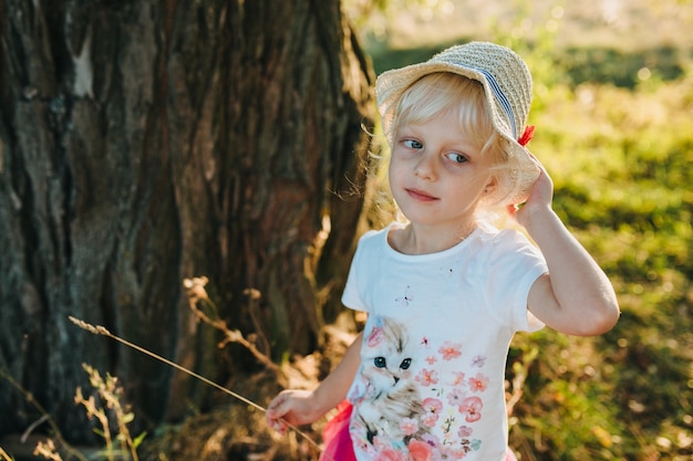 Felice bambino felice sul grande giardino all&#39;alba