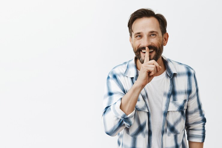 Foto gratuito felice barbuto uomo maturo in posa