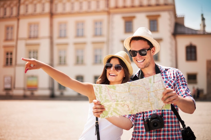 Foto gratuito felice città turistica turistica con mappa