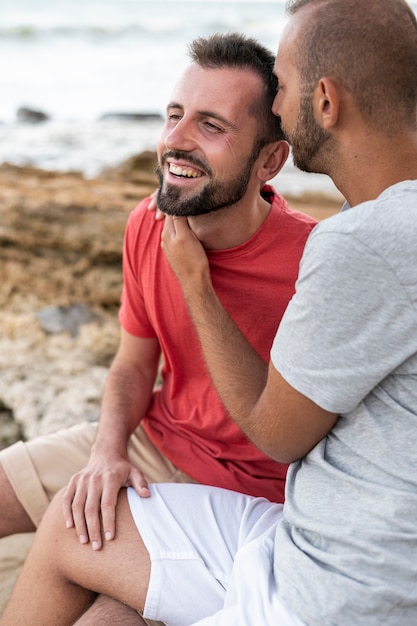 Felice coppia gay in riva al mare